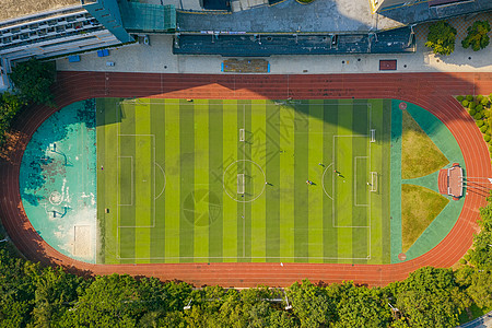 俯瞰城市标准足球场图片