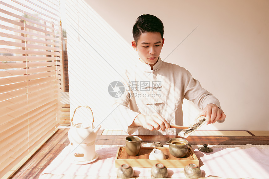 男性茶艺师图片