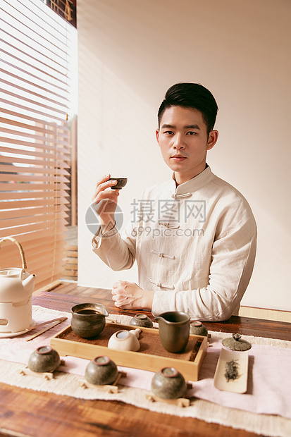 男性茶艺师图片