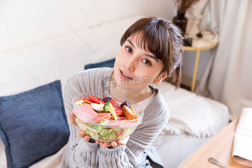 居家女性吃早餐图片