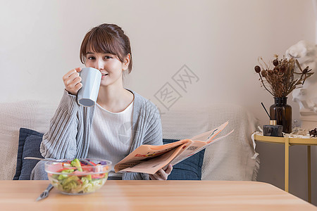 居家女性看报纸图片