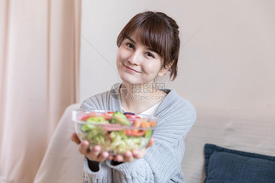 居家女性吃早餐图片