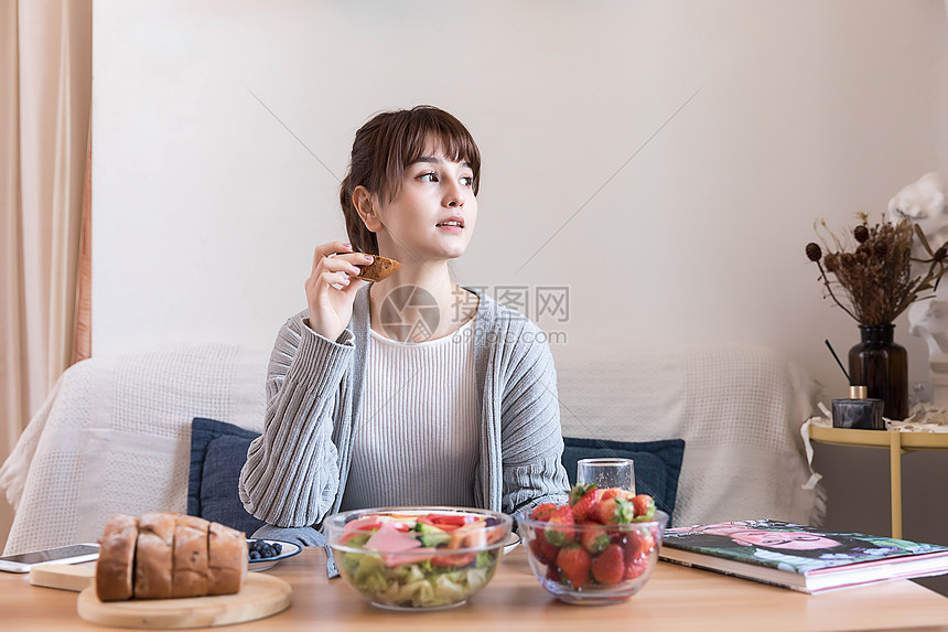 居家女性吃早餐图片