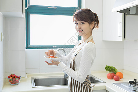 在厨房做早餐的家庭主妇背景图片