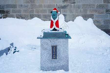雪日本北海道小樽消防犬雕像背景