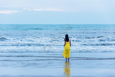 女性背影海边的女人背景