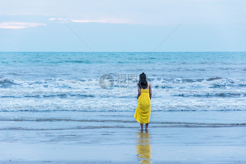 海边的女人图片