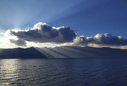 一束光云南大理洱海云彩湖面背景