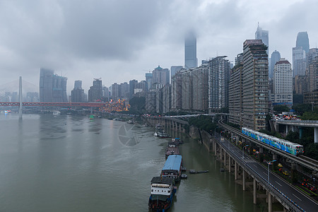 阴雨绵延的重庆市渝中区图片