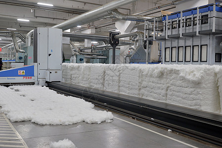 现代纺织厂棉块原材料图片