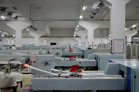 现代纺织厂纺织机器织布高清图片素材
