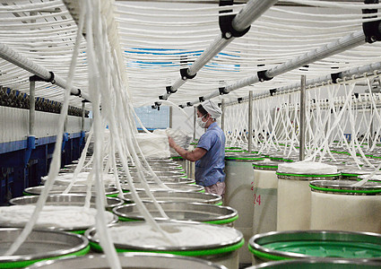 现代纺织厂纺纱梳棉高清图片