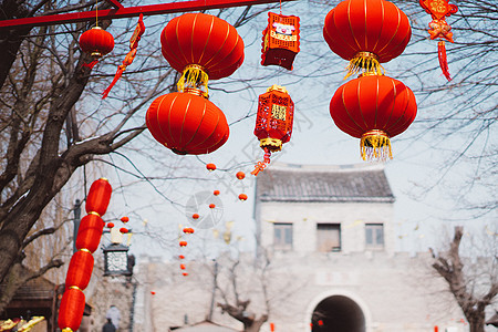 新年随风飘的红灯笼古城高清图片素材