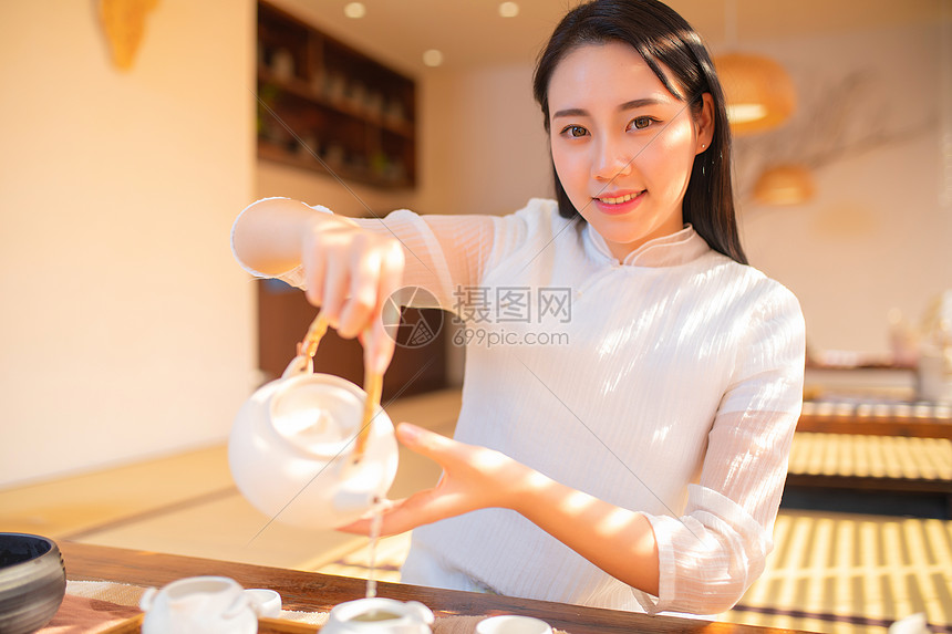 古装女生倒茶形象图片