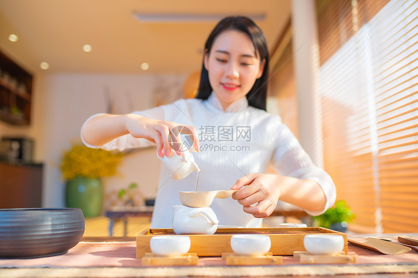 古装美女倒茶图片