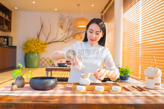 美女古装倒茶av牛仔美女图片