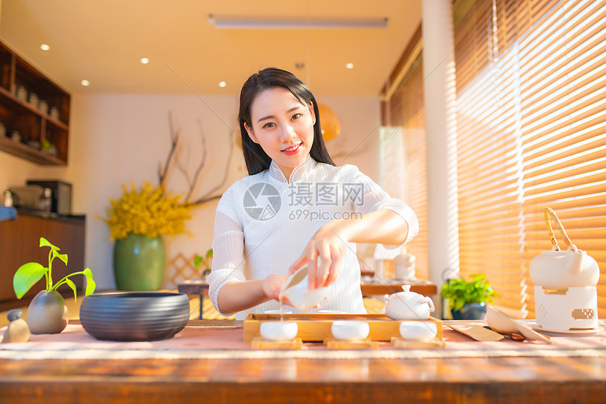 白衣荷塘倒茶图片素材_免费下载_jpg古装格式美女图片美女图片图片