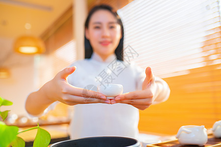 女生手拿茶杯奉茶背景