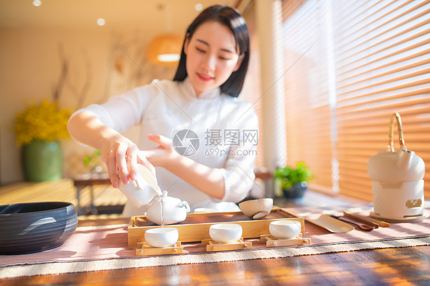 古装女性倒茶图片