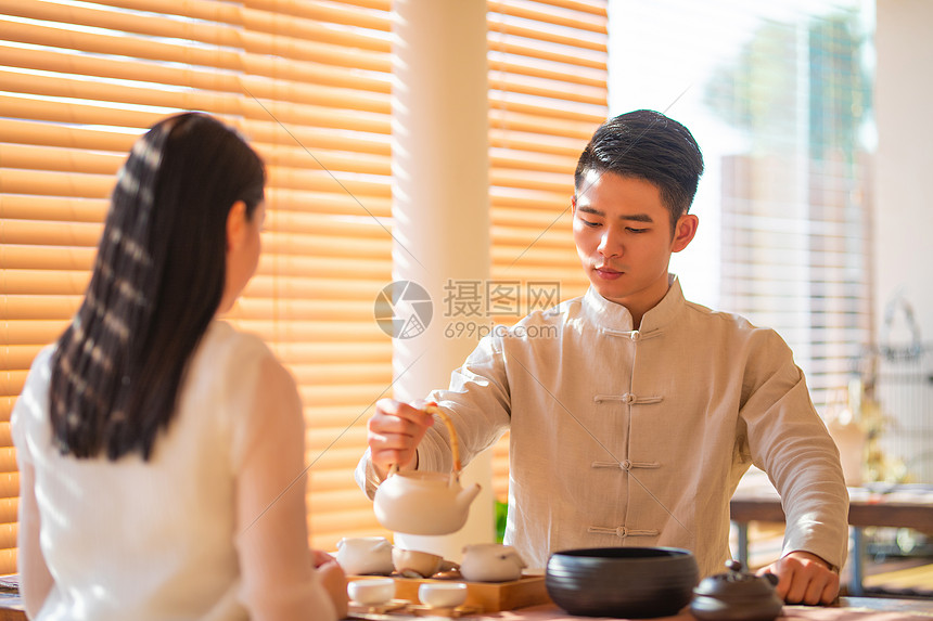 男生给女生倒茶图片