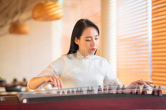 女生弹古筝图片