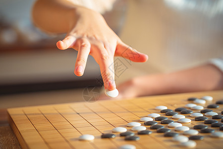 围棋棋子手执棋子下棋背景