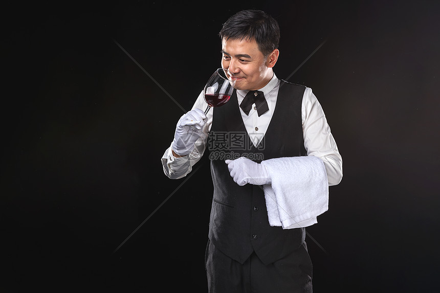 男性服务员品酒图片