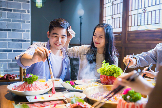 青年男女吃火锅图片