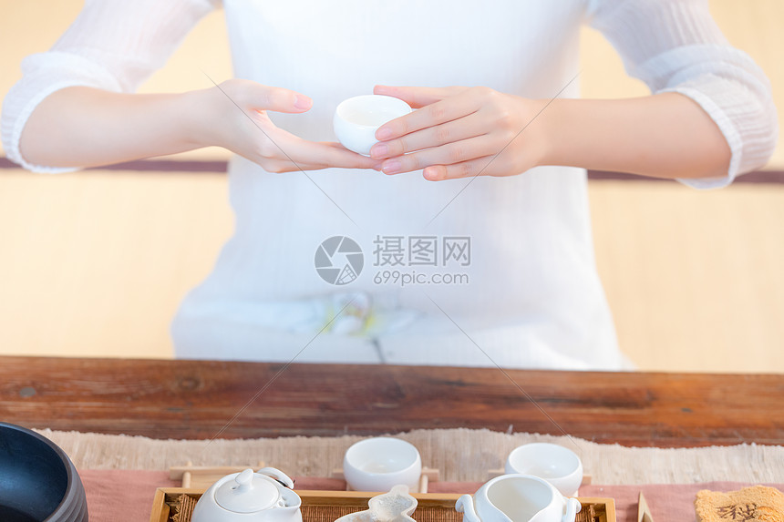 茶道美女端茶图片