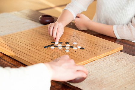 古风情侣下棋背景