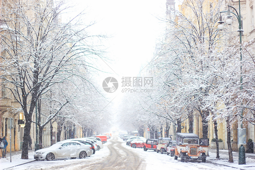 雪后布拉格街道图片