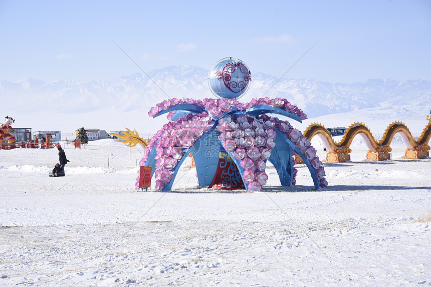 新疆赛里木湖冬季风景及春节装饰图片