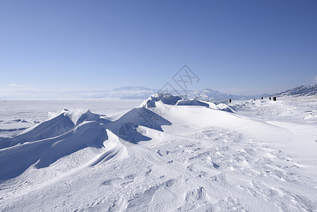 新疆赛里木湖冬季雪山 图片