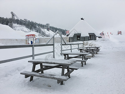 芬兰洛瓦涅米冰雪世界里的木桌椅图片