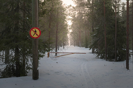 禁止通行芬兰洛瓦涅米冰雪世界森林中的禁地背景