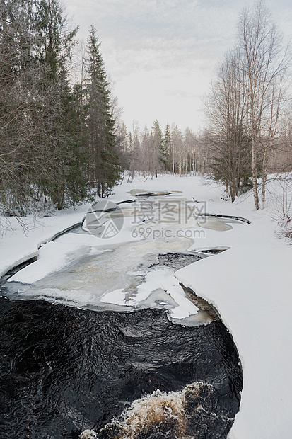  芬兰洛瓦涅米冰雪世界森林结冰的河流图片