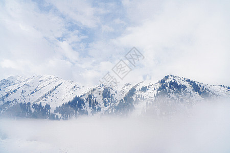 哈萨克斯坦达塔利加尔山雪山背景