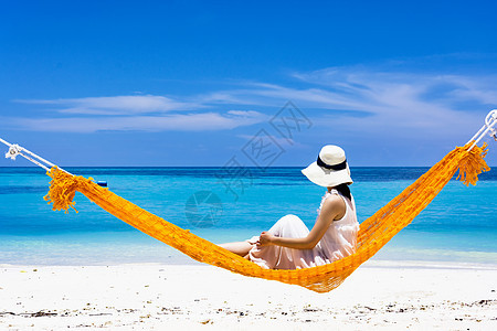  坐在吊床上的海滩美女背景图片
