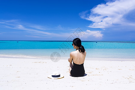 海滩背影坐着的海滩美女背影背景