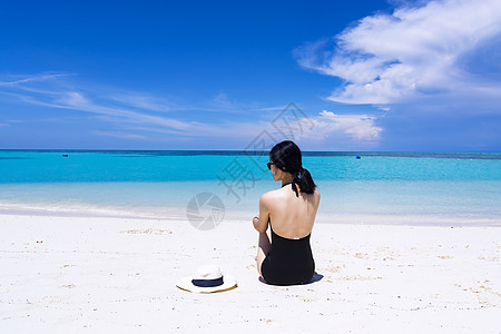 坐着的海滩美女背影背景图片