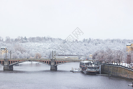 布拉格伏尔塔瓦河雪景背景