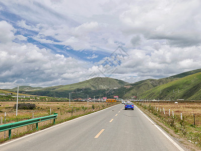 川西甘孜州笔直延伸的公路图片