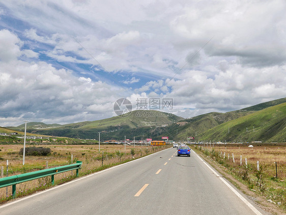 川西甘孜州笔直延伸的公路图片
