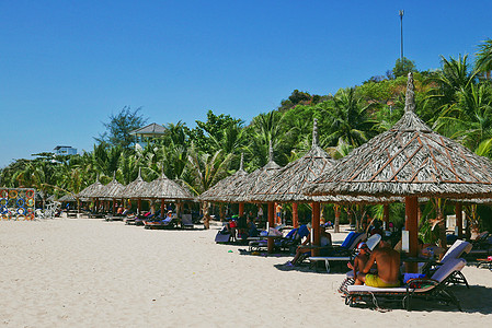 越南美奈海滩上休憩的人们高清图片