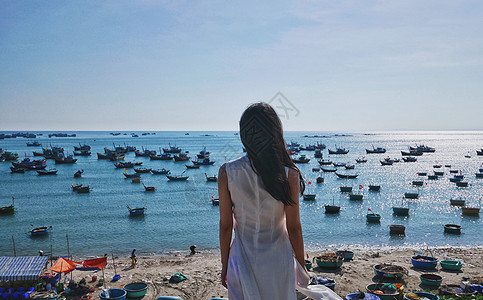 越南女人越南美奈渔村边的少女背影背景