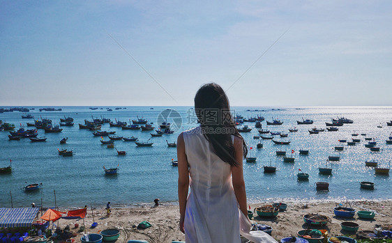 越南美奈渔村边的少女背影图片