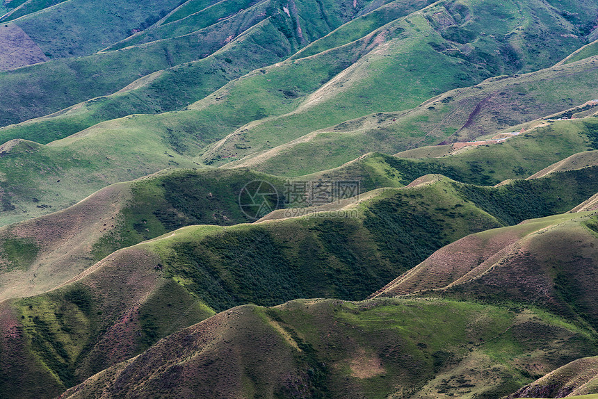 新疆天山山体线条图片
