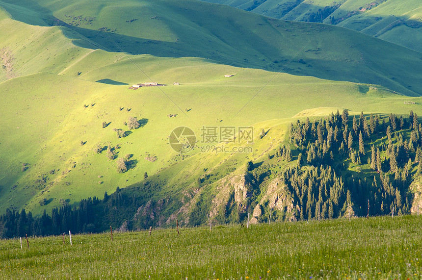 新疆草原牧场山地图片