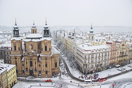 窗外大雪布拉格老城雪景背景