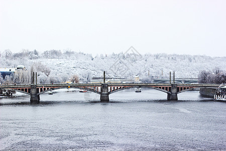 布拉格伏尔塔瓦河雪景背景